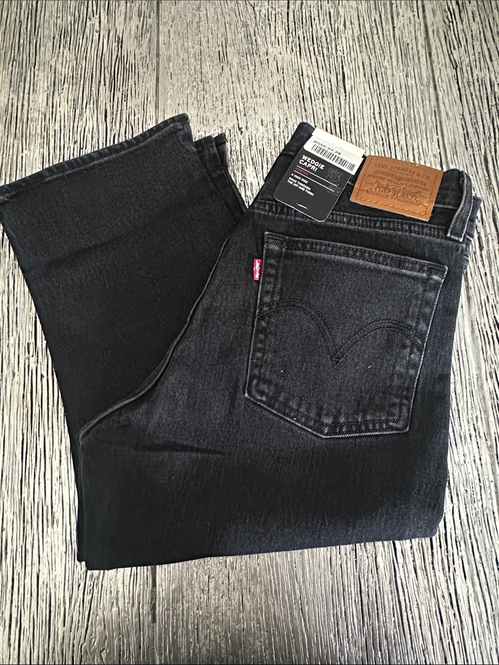 Levi's Women’s Wedgie Capri - size 28
